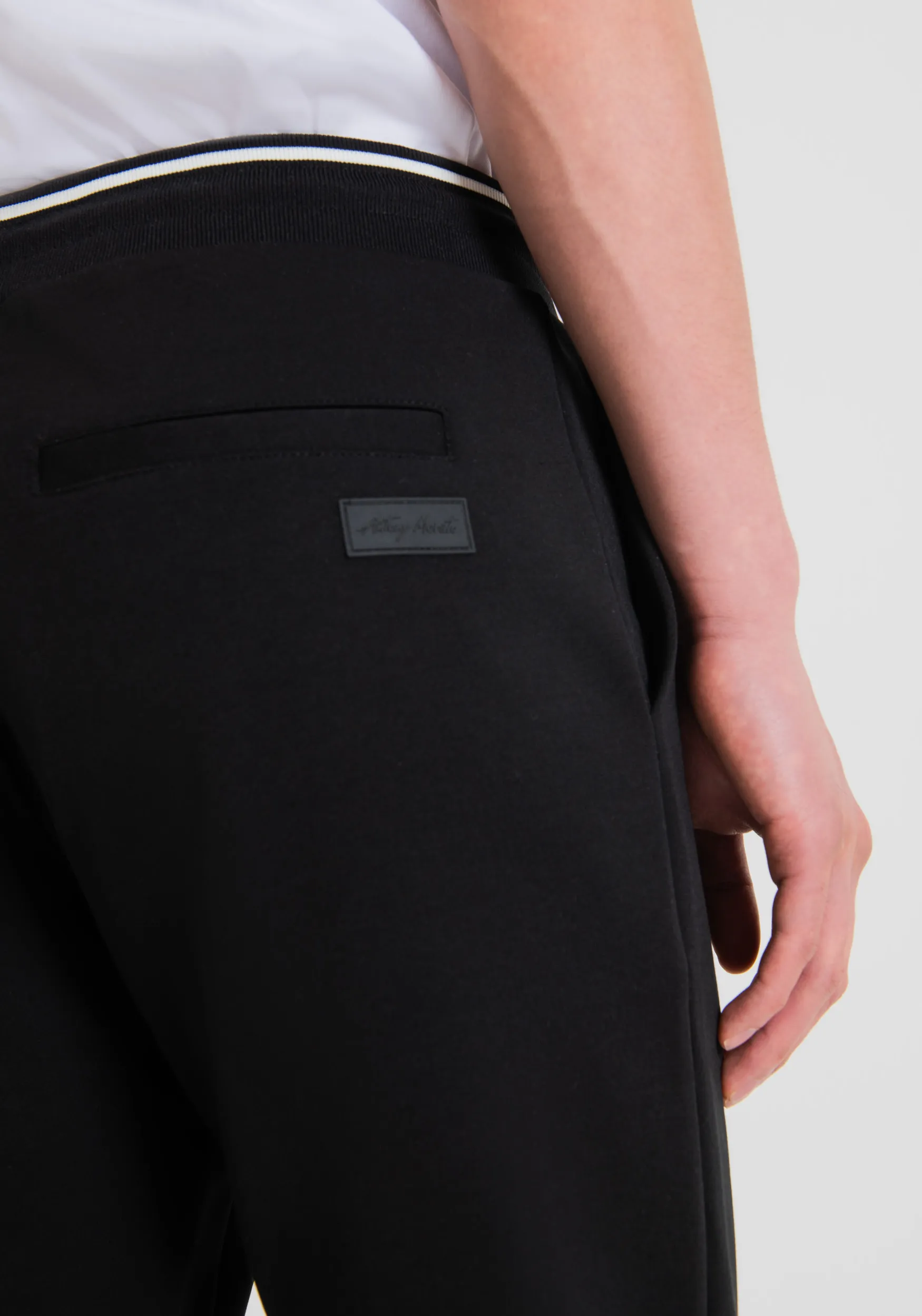 PANTALONES DE CHÁNDAL SLIM FIT EN TELA MEZCLA DE ALGODÓN CON PARCHE DE LOGO