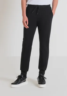 PANTALONES DE CHÁNDAL SLIM FIT EN TELA MEZCLA DE ALGODÓN CON PARCHE DE LOGO