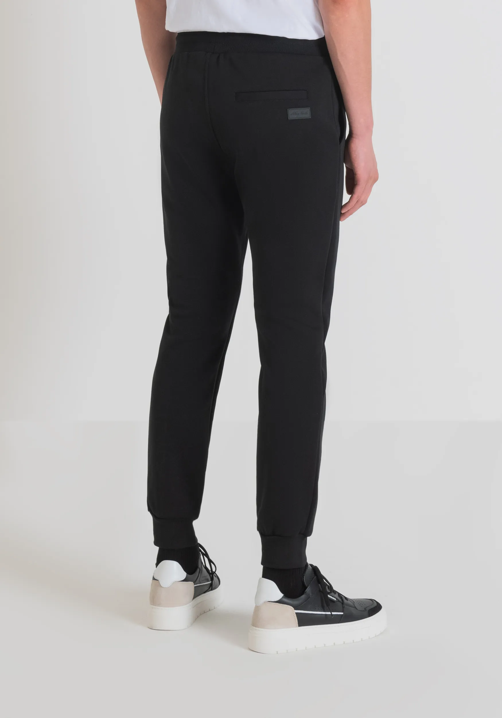 PANTALONES DE CHÁNDAL SLIM FIT EN TELA MEZCLA DE ALGODÓN CON PARCHE DE LOGO