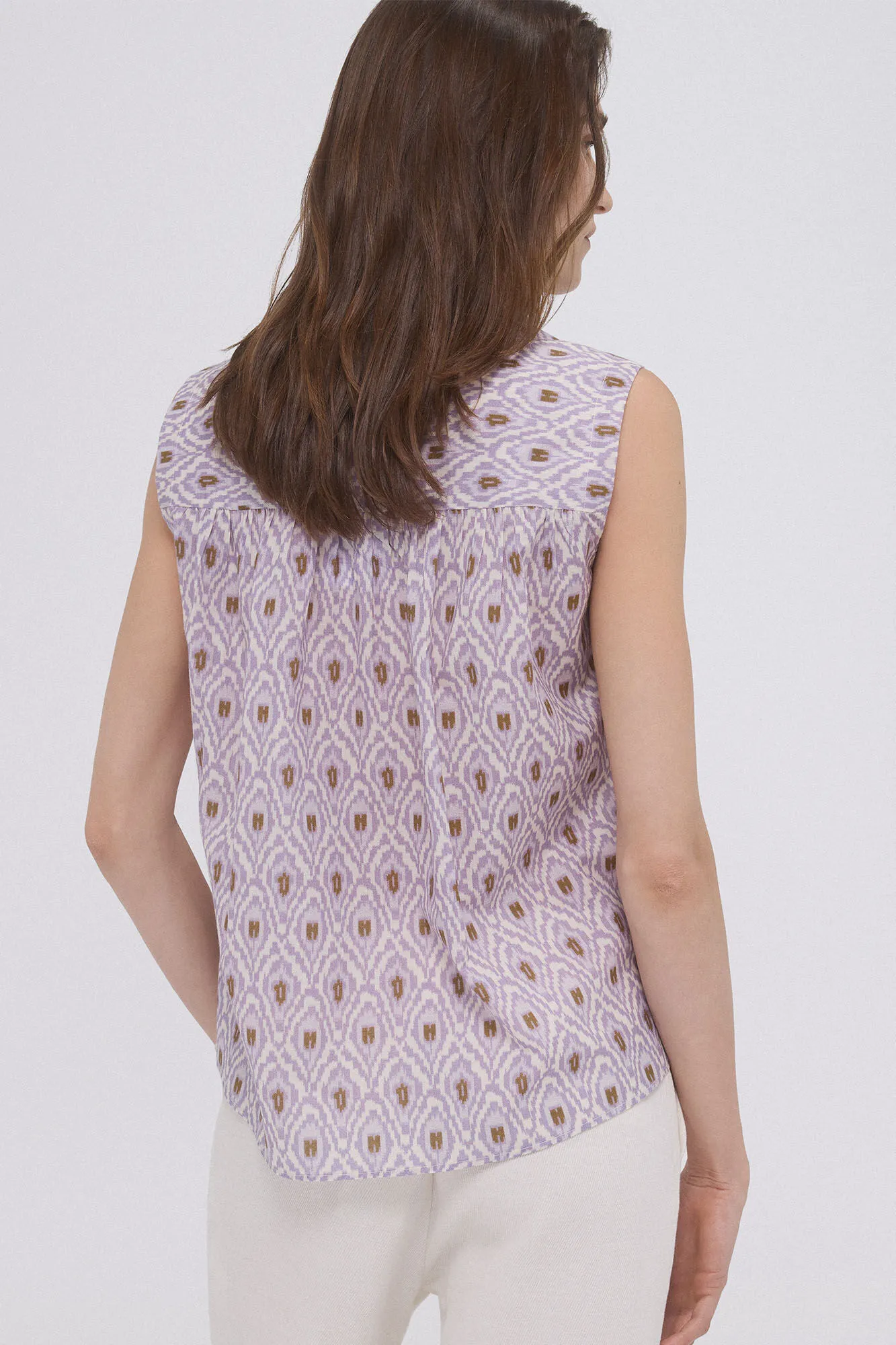 Printed sleeveless shirt